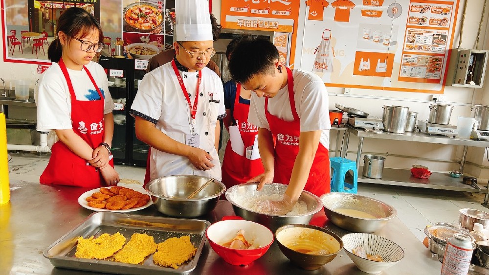 2026学摆摊小吃去哪里好？食为先正规小吃技术培训、助力小吃餐饮创业