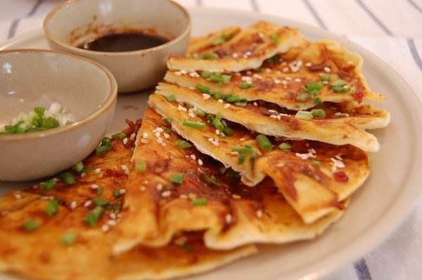 避开千层饼、手抓饼激烈竞争！2026 东莞佬面虎虎皮酱香饼特色小吃教学，持久酱香打造属于自己摊位的流量单品